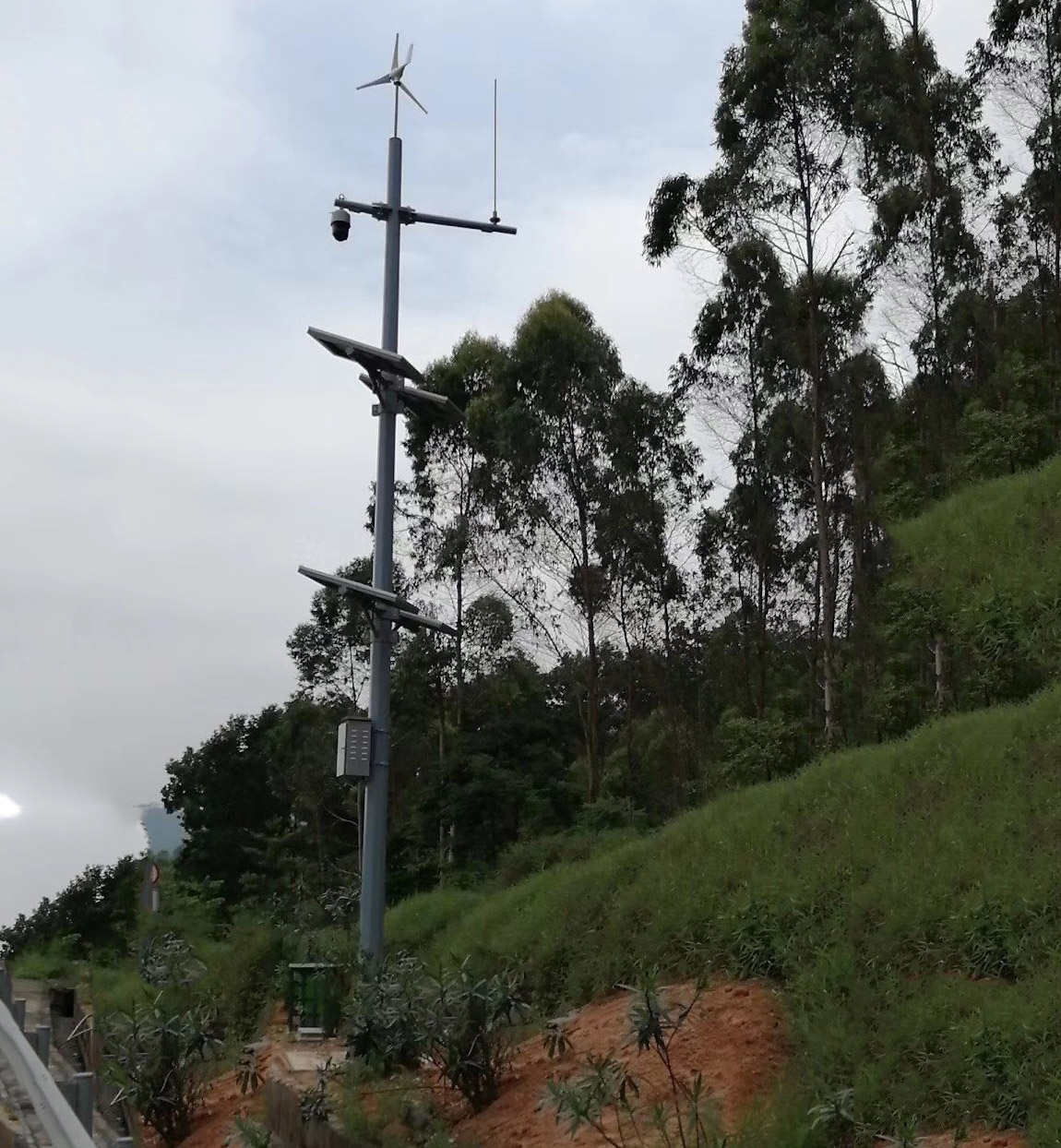雷速体育在线开户,雷速体育（中国）助力甬莞高速揭西路段加装监控杆工程